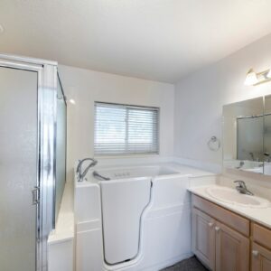 Walk-in Tubs for Seniors in Canada: A Comprehensive Guide